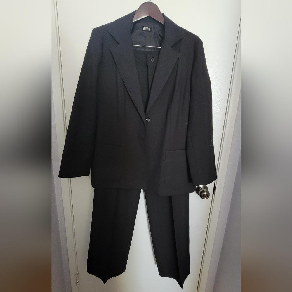 Levis Pantsuit with Elegant Blazer and Straight Trousers